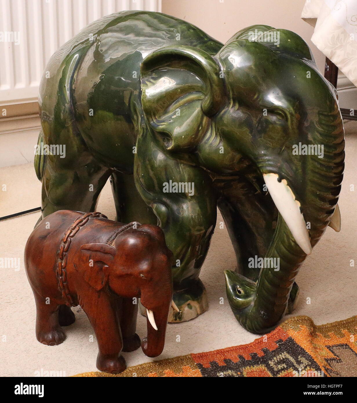 Große Keramik Elefant mit kleiner hölzerner Elefant Stockfoto