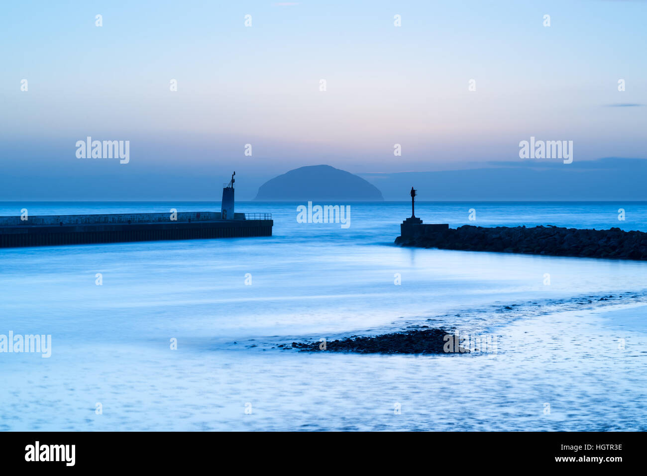 Girvan Hafen Abend mit Ailsa Craig Insel in Ferne Blick auf Firth von Clyde, South Ayrshire, Schottland, Großbritannien Stockfoto