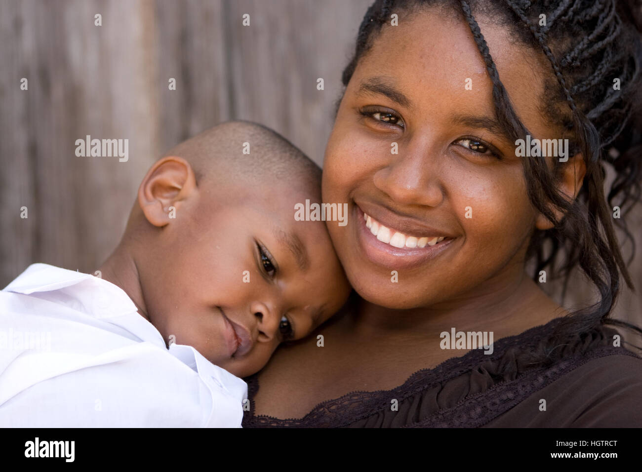 African American Teenager-Mutter und ihr Sohn. Stockfoto