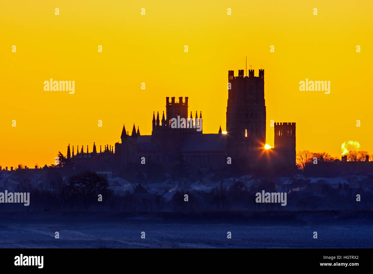 Ely Kathedrale Silhouette gegen eine Dämmerung Himmel kurz vor Sonnenaufgang, Ely, Cambridgeshire, England Stockfoto
