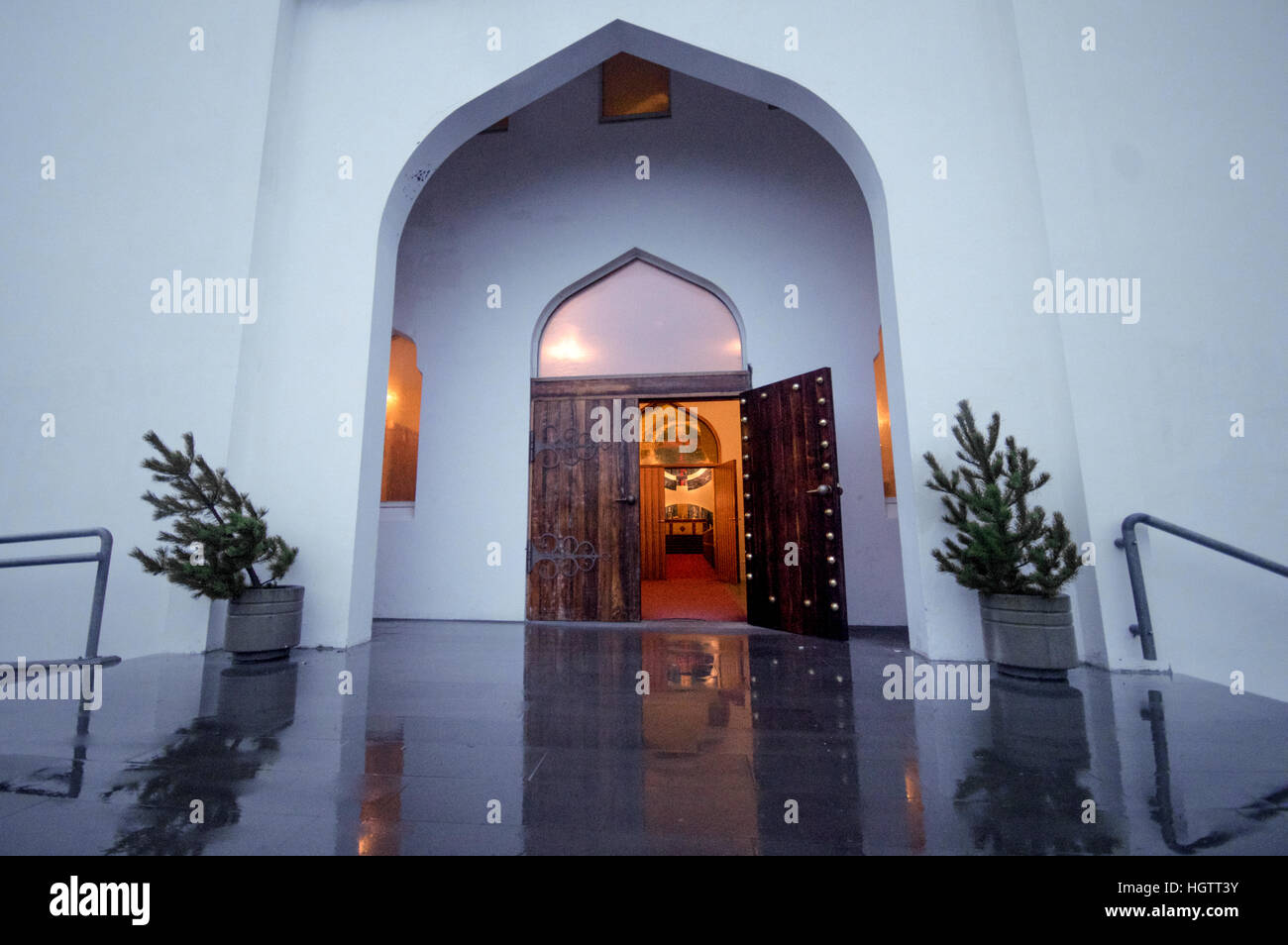 Außenseite des Háteigskirkja, eine lutherische Kirche inspiriert von maurisch-arabischen Architektur in Reykjavik, Island. Stockfoto