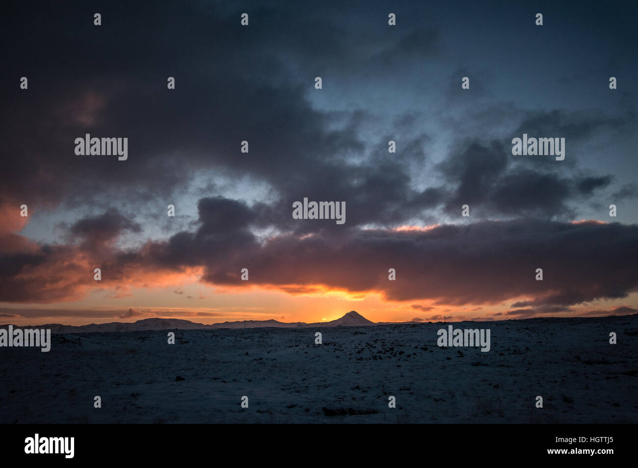 Winter-Sonnenaufgang über eine verschneite Landschaft in der Nähe der blauen Lagune in Island. Stockfoto
