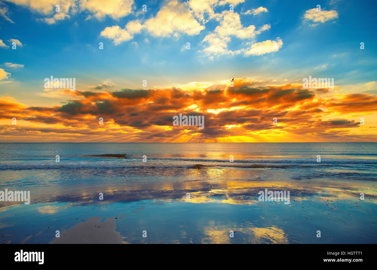 Sonnenuntergang über dem Ozean Stockfoto