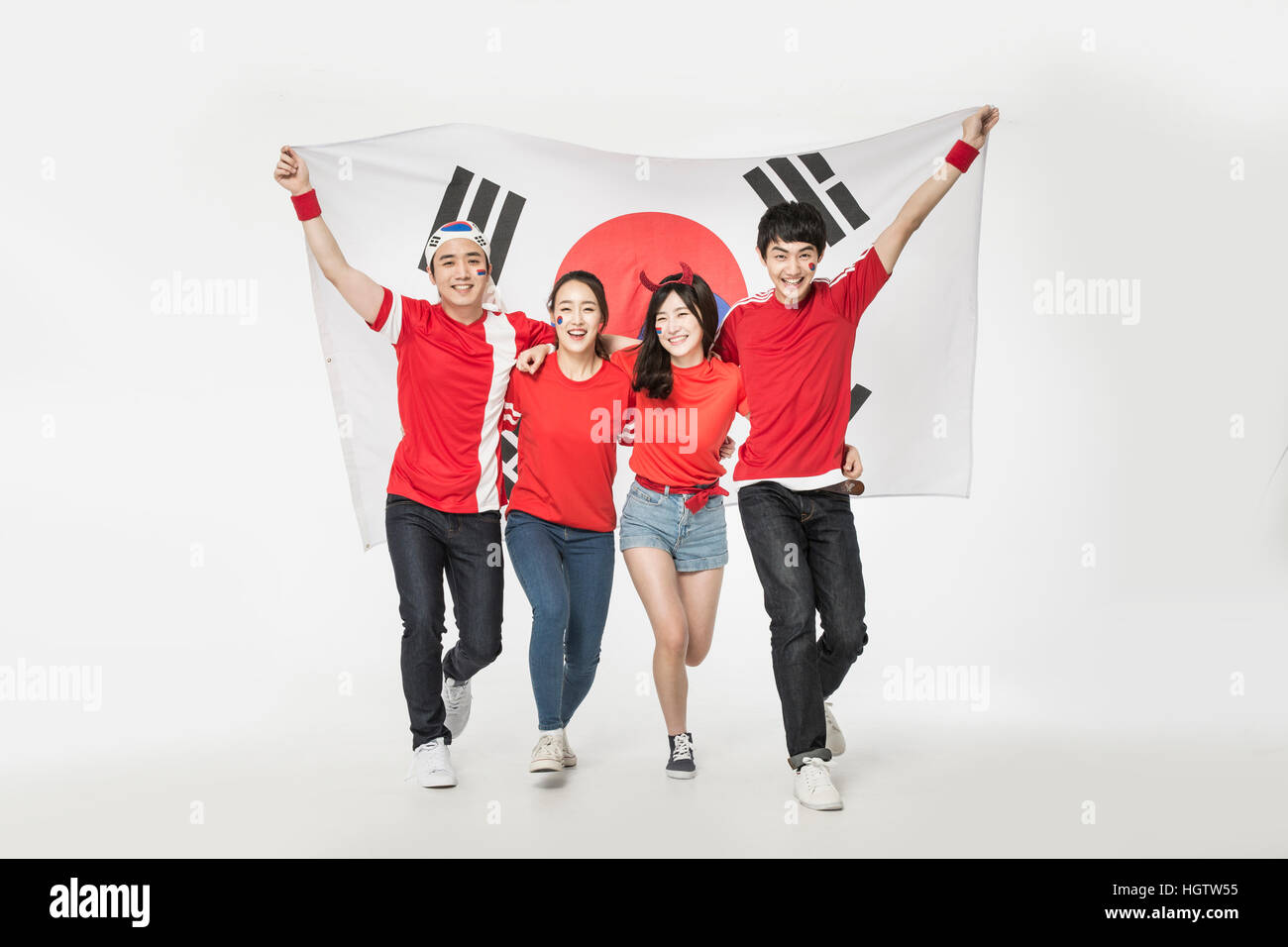 Junge Cheerleader zusammen mit koreanischen Flagge laufen lächelnd Stockfoto