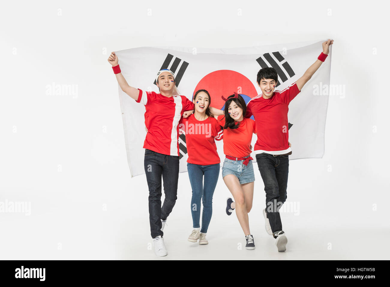 Junge lächelnde Cheerleader laufen koreanische Flagge Stockfoto