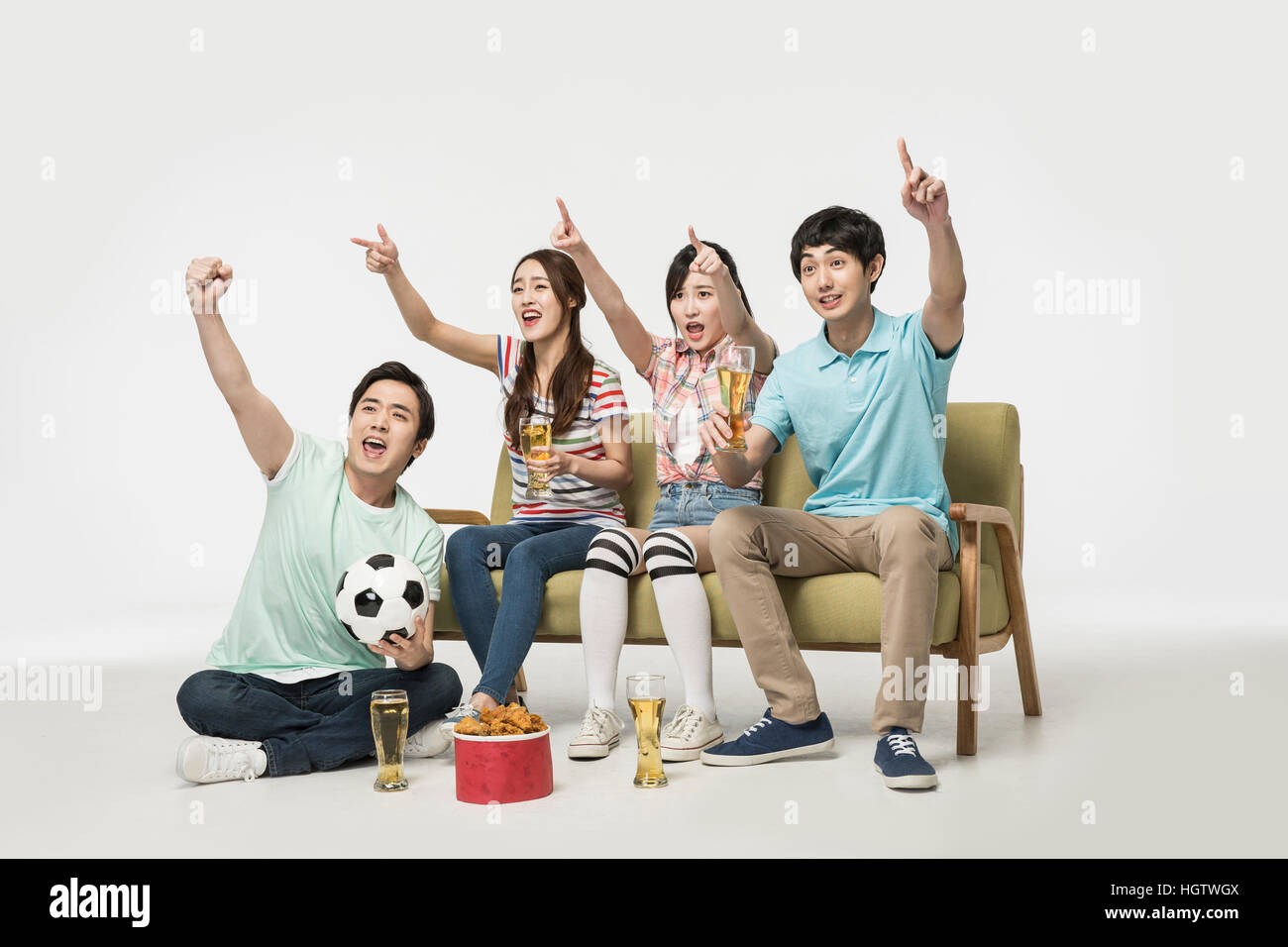 Jung, lächelnd Koreaner Jubel für Soccer team Stockfoto
