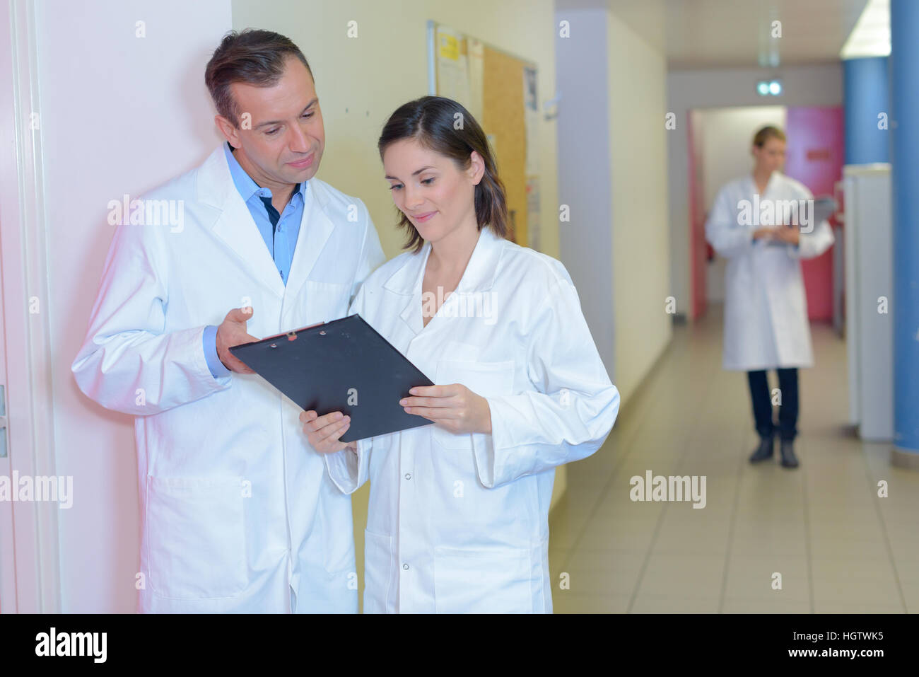 Männlichen und weiblichen Pflegepersonals in Diskussion Stockfoto