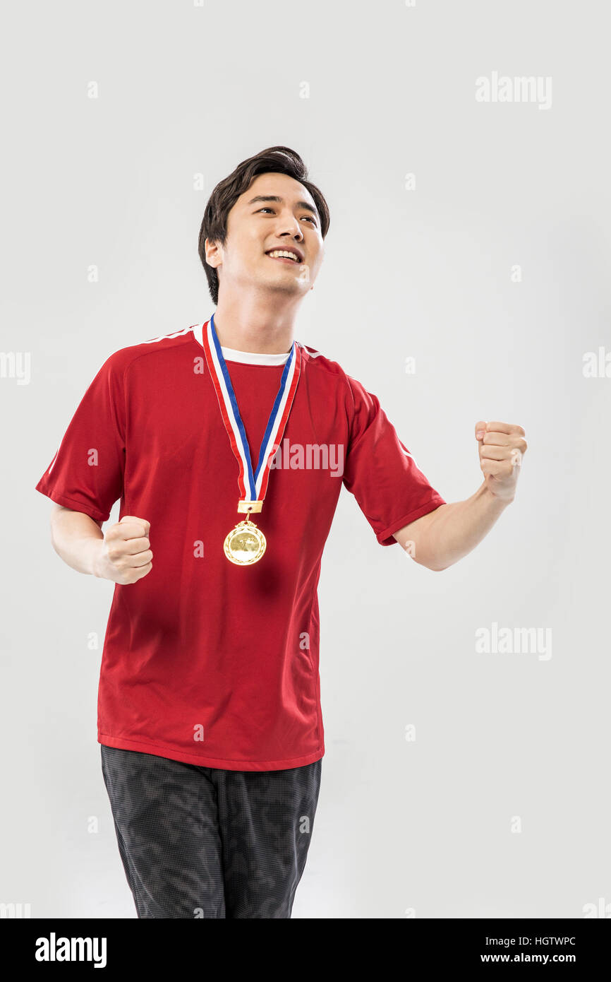 Lächelnde koreanischen Sport Nachwuchsspieler mit Goldmedaille Stockfoto