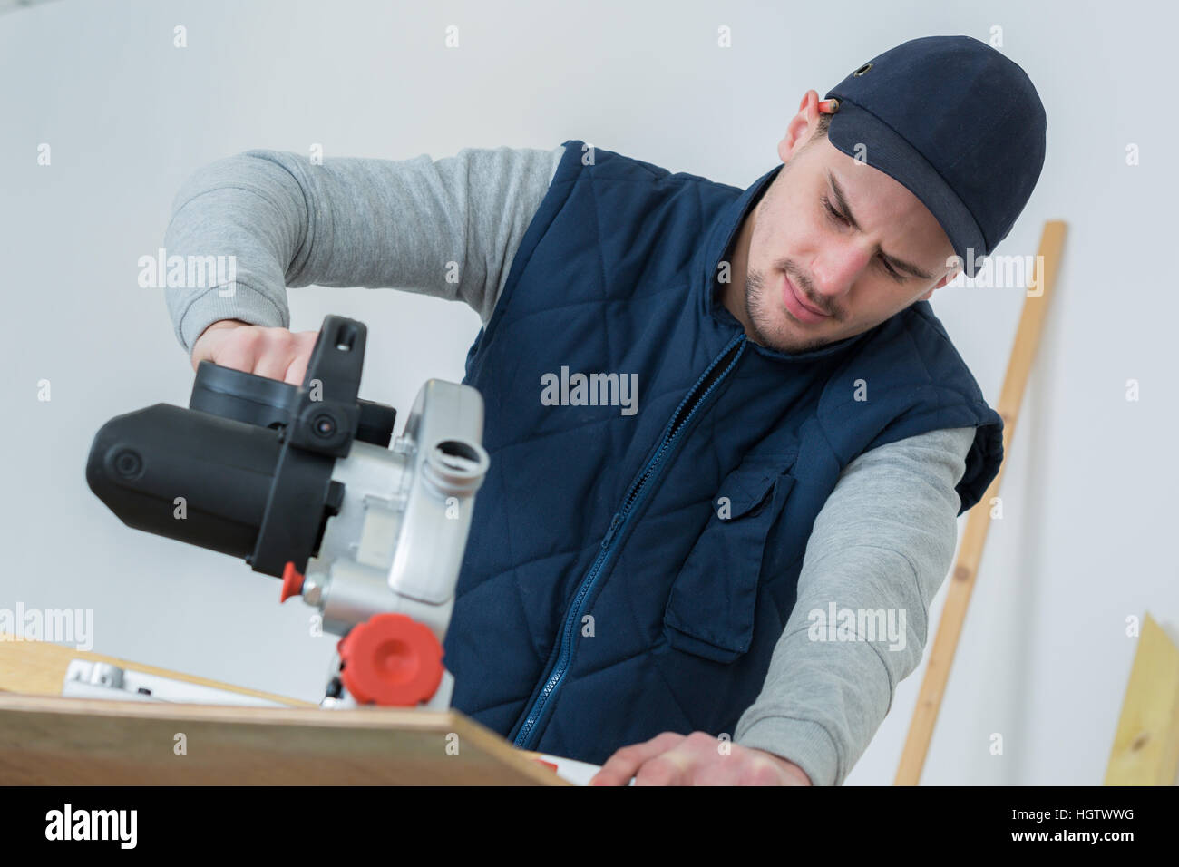 Schneiden von Holz mit Handkraft sah Stockfoto