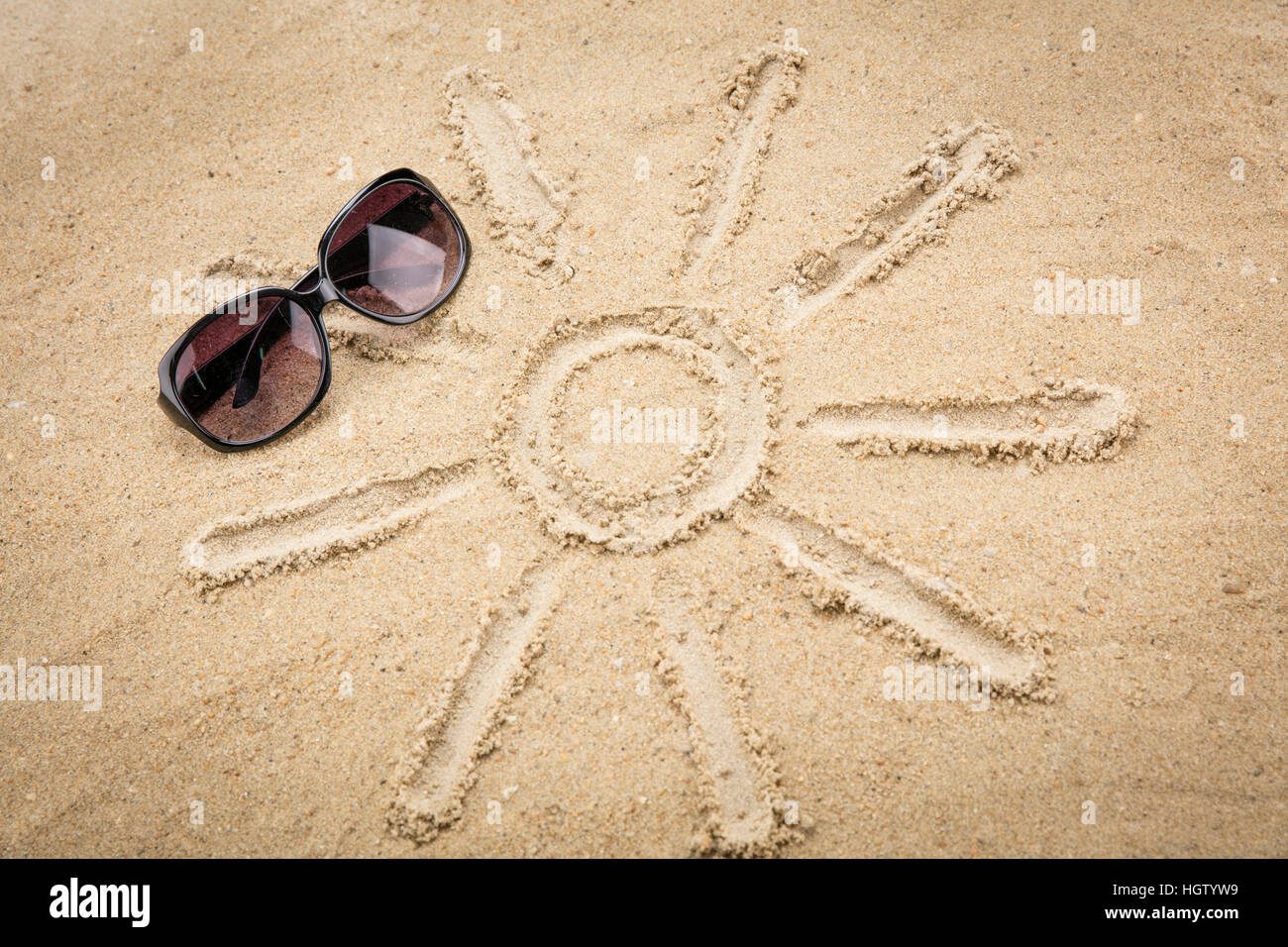 Sonnenbrille auf Sand Strand für Sommerurlaub Stockfoto