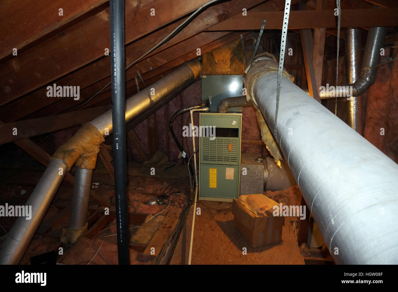 Heizung und Klimaanlage Kanalisierung auf einem Dachboden Stockfoto