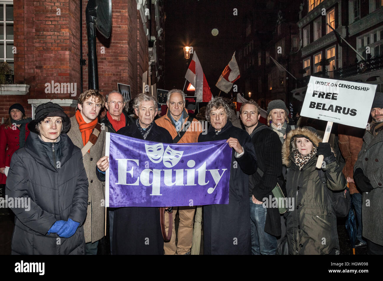 Eigenkapital Gewerkschaftsmitglieder (L-R) Harriet Walter, Dan Stevens, Martin Sherman, Ian McKellen, Malcolm Sinclair, Tom Stoppard, Samuel West und Catherine Kelly beizutreten Belarus jetzt Protest außerhalb der belarussischen Botschaft in London, UK Stockfoto