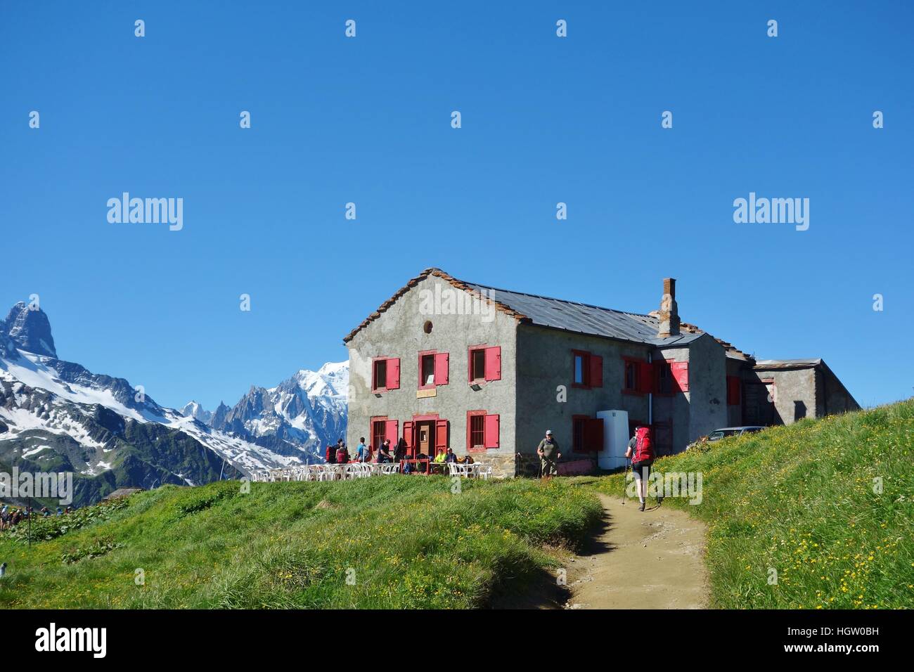 Das Refuge du Col de Balme in den Alpen, genau an der schweizerisch-französischen Grenze positioniert. Stockfoto