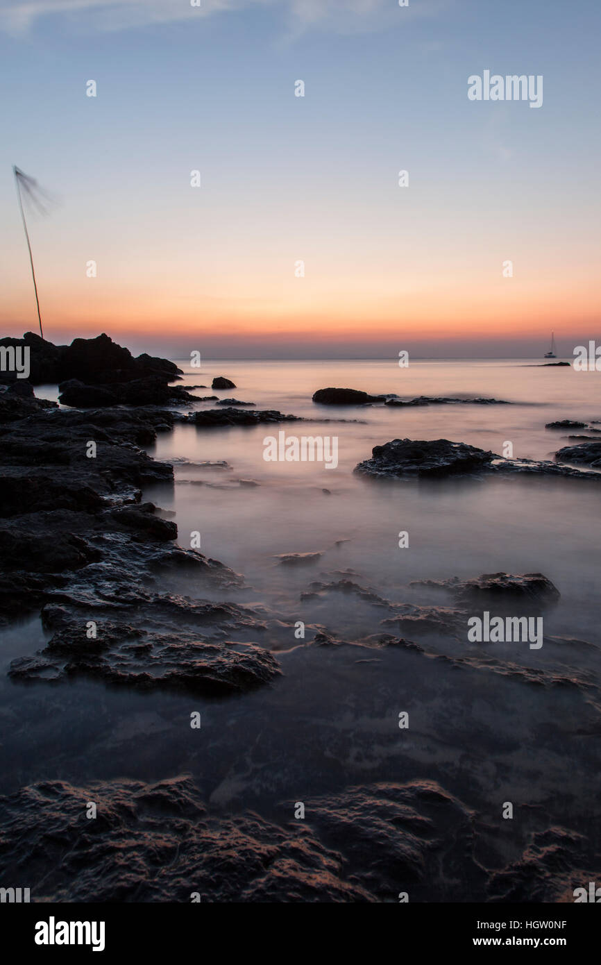 Sonnenuntergang auf Koh Jum Thailand Stockfoto