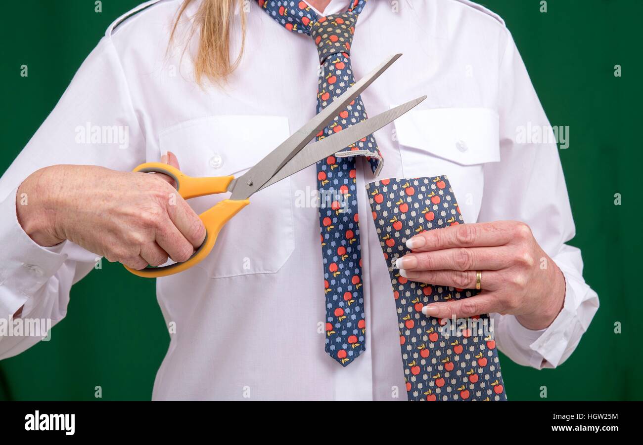 Frau mit einer Schere, eine Krawatte für einen Scherz zu halbieren Stockfoto
