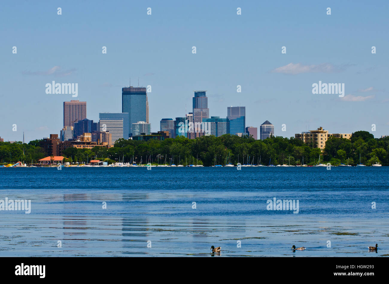 Minnesota, Minneapolis, Skyline über Lake Calhoun Stockfoto