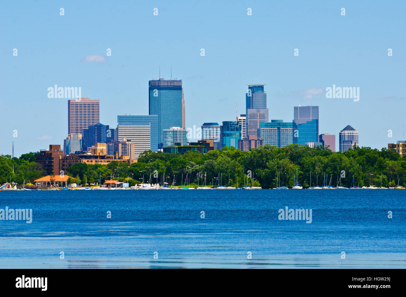 Minnesota, Minneapolis, Skyline über Lake Calhoun Stockfoto