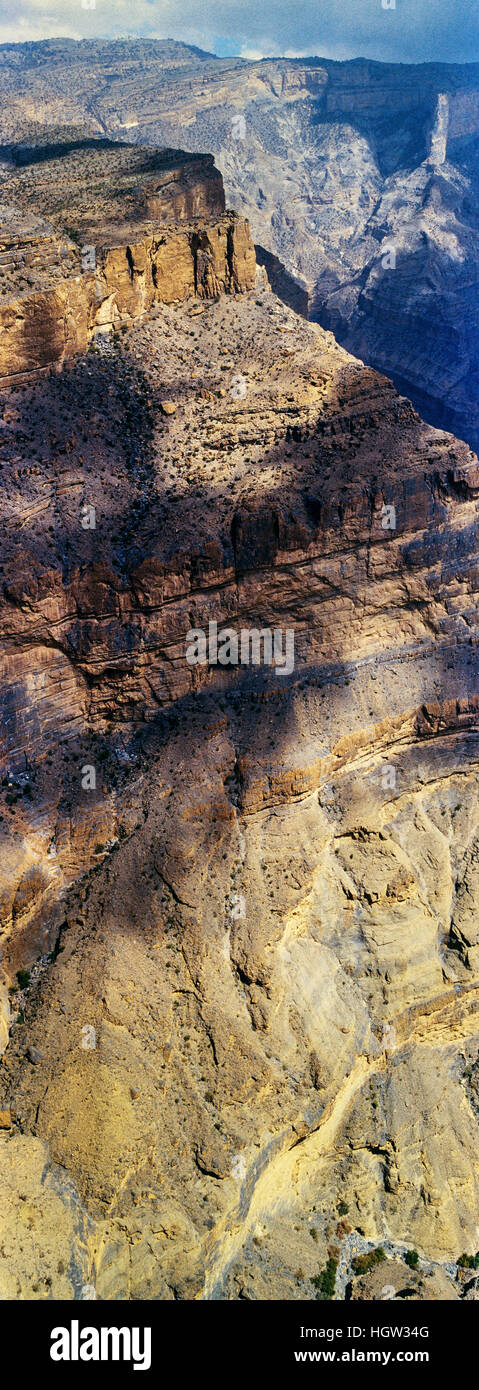 Steilen Felswände und Terrassen durch Erosion in eine riesige Wüste Schlucht geschnitzt. Stockfoto