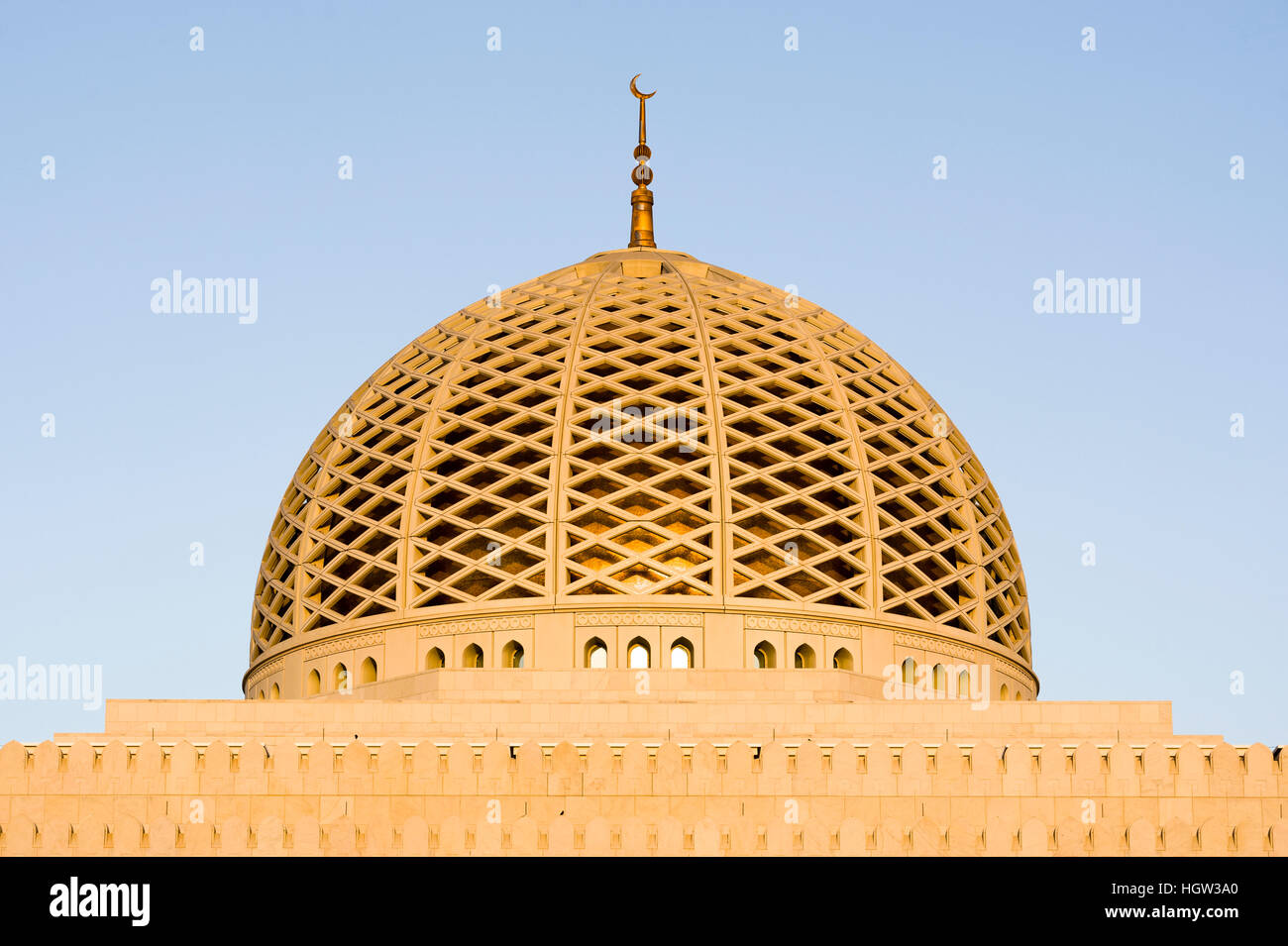 Ein Halbmond sitzt auf der Kuppel der Gebetsraum in der großen Moschee in Maskat. Stockfoto