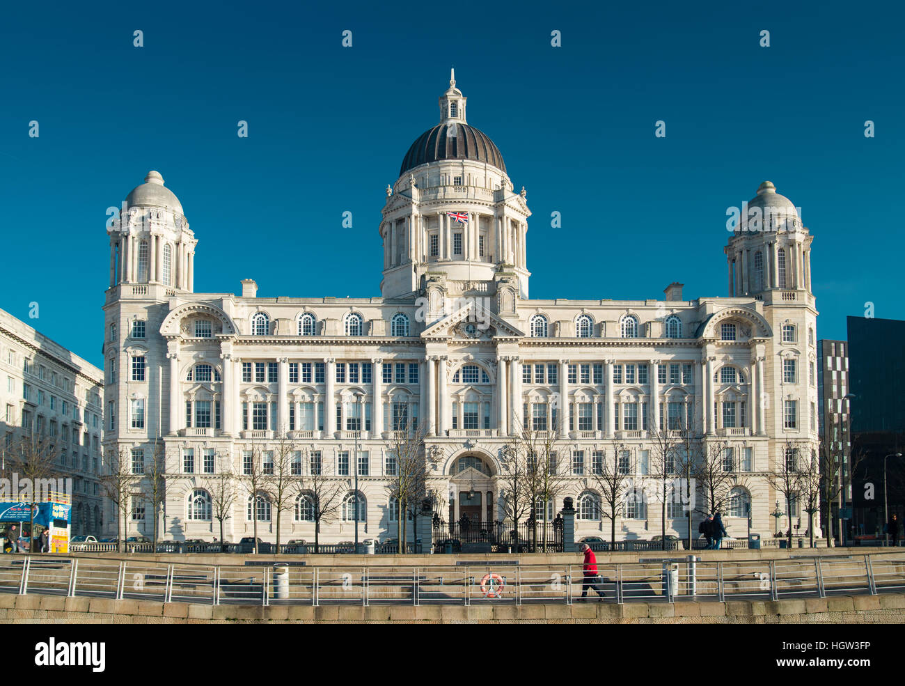 Port of Liverpool building, Liverpool Waterfront an klaren sonnigen Tag mit blauem Himmel. Stockfoto