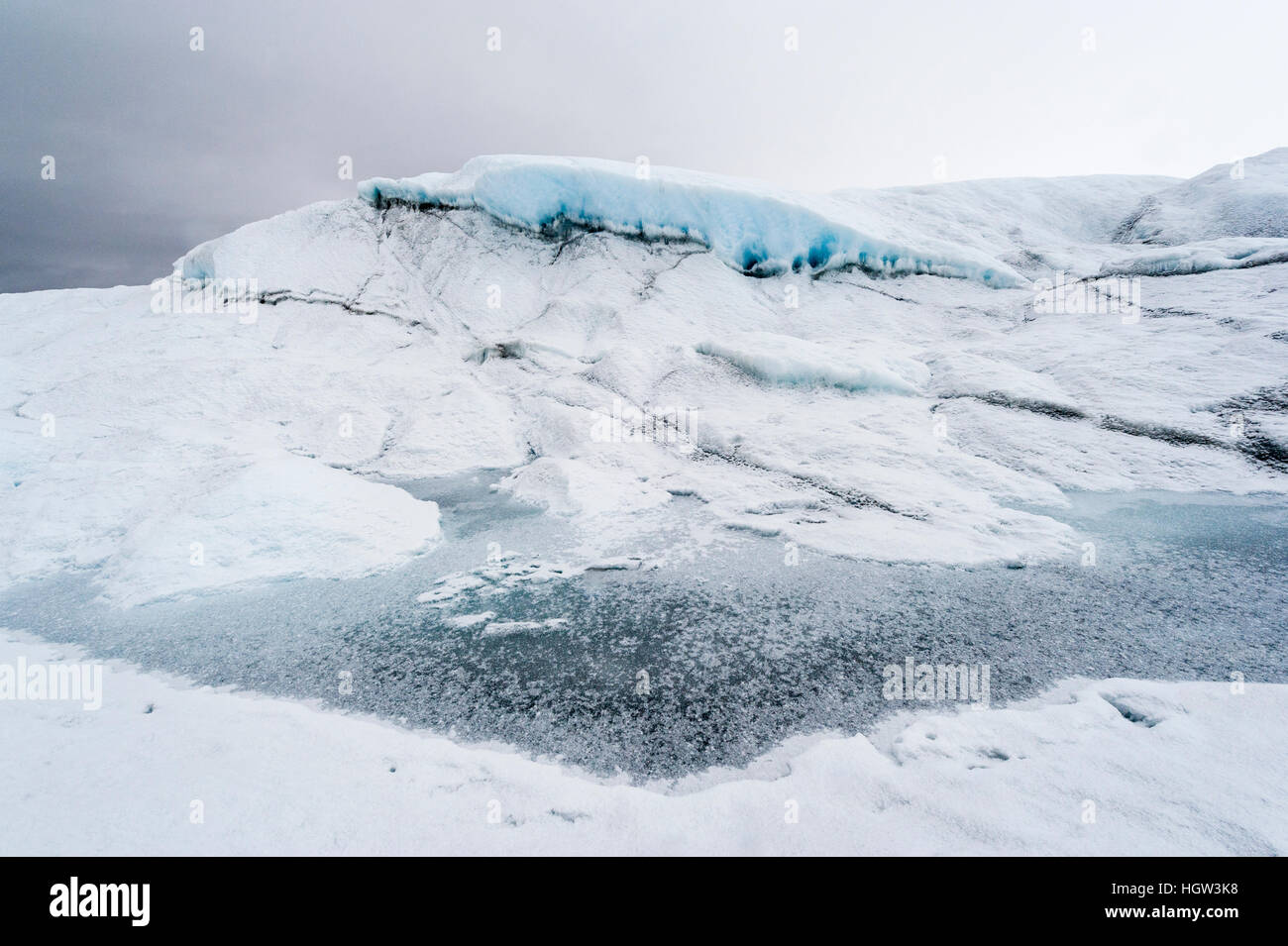 Die Eisfläche des Schmelze Teich auf der Oberfläche des Grönland-Schelfeis. Stockfoto