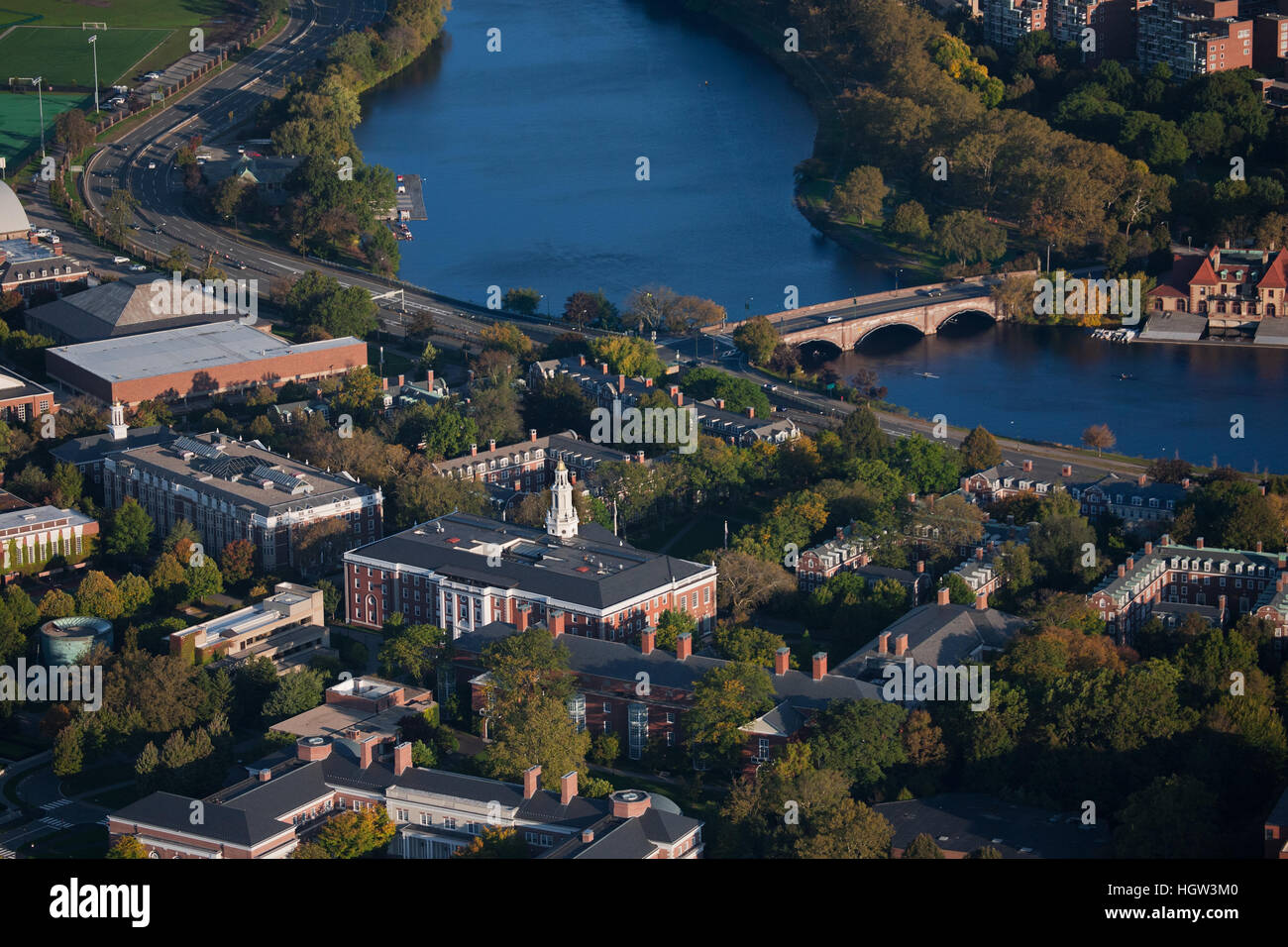 Luftaufnahme von Cambridge und Anderson Memorial Bridge führt zu Schweißen Bootshaus, Harvard am Charles River, Cambridge, Boston, Ma Stockfoto