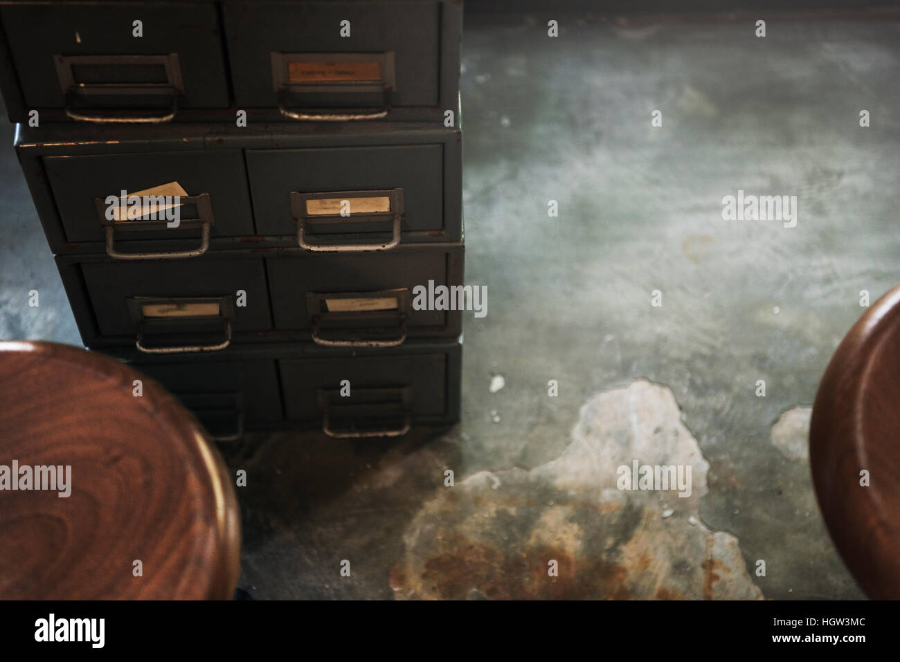 Alte Mode Locker Holzstuhl Betonboden Konzept Stockfoto