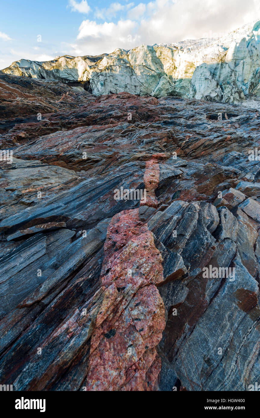 Streifung geschnitzt in den Fels durch Eis Erosion, wie ein Gletscher zurückgegangen. Stockfoto