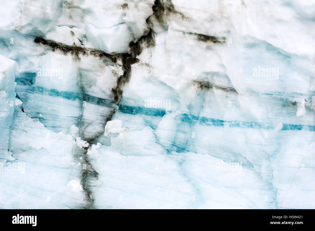 Die Schichtung oder Streifen, die entwickelt in einem Gletscher in den Prozess der Transformation von Schnee zu Gletschereis. Stockfoto