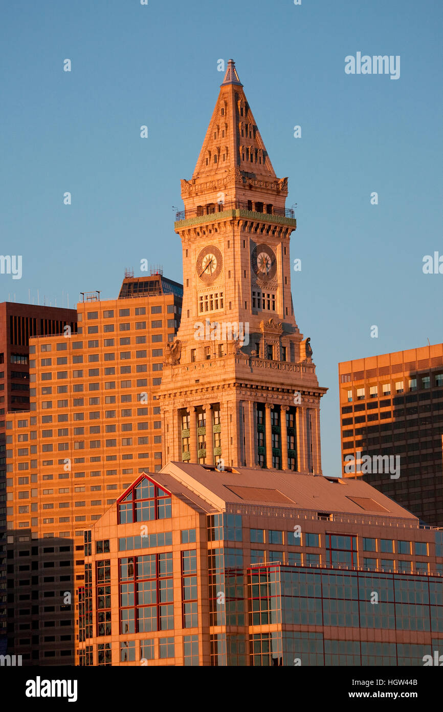 Commerce-Haus-Turm (erbaut 1910) und Skyline von Boston bei Sonnenaufgang fotografiert von Lewis Wharf, Boston, Ma Stockfoto Commerce-Haus-Turm (erbaut 1910) und Skyline von Boston bei Sonnenaufgang fotografiert von Lewis Wharf, Boston, Ma Stockfoto