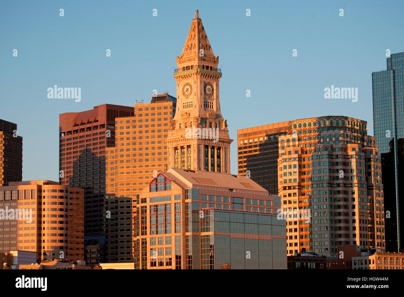 Commerce-Haus-Turm (erbaut 1910) und Skyline von Boston bei Sonnenaufgang fotografiert von Lewis Wharf, Boston, Ma Stockfoto Commerce-Haus-Turm (erbaut 1910) und Skyline von Boston bei Sonnenaufgang fotografiert von Lewis Wharf, Boston, Ma Stockfoto