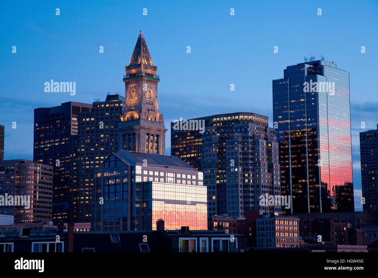 Sonnenuntergang spiegelt sich In Fenstern der Boston Skyline Commerce Haus Turm gedreht bei Dämmerung, Boston, Ma Stockfoto Sonnenuntergang spiegelt sich In Fenstern der Boston Skyline Commerce Haus Turm gedreht bei Dämmerung, Boston, Ma Stockfoto