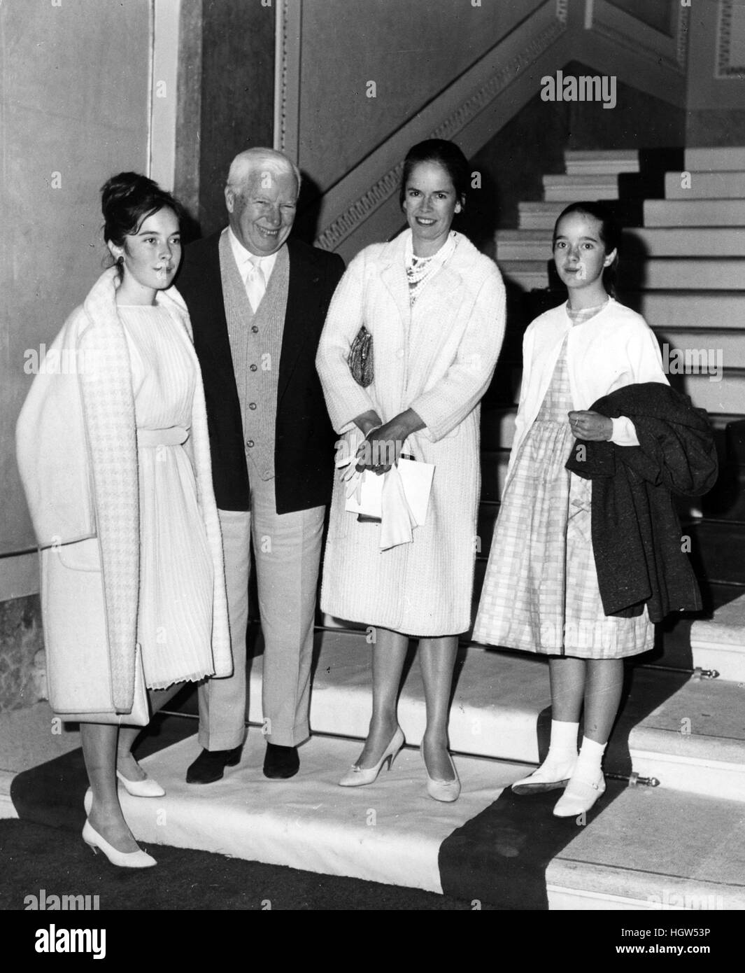 CHARLES CHAPLIN mit Frau Oona und Töchter Josephine auf der linken Seite und Victoria in Mailand über 1975 Stockfoto