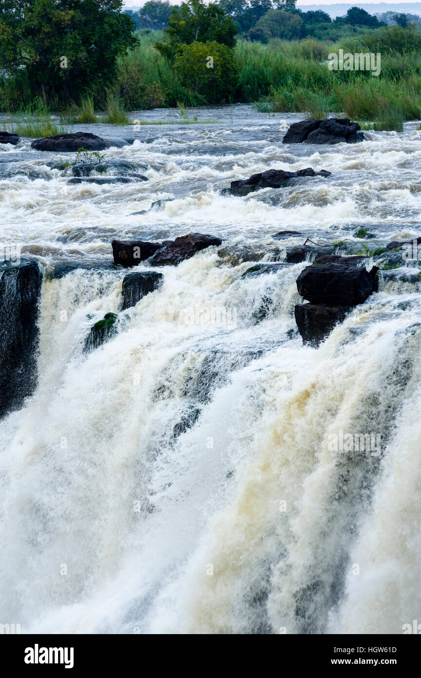 Ein Fluss Kaskaden in einem Schwall über Felsen auf einen Wasserfall-Lippe. Stockfoto
