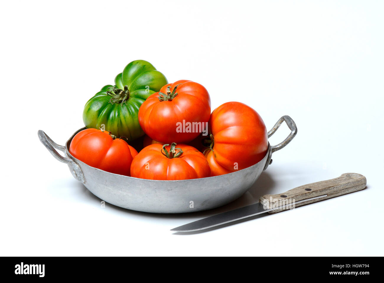 Tomaten in Schale Mit Kuechenmesser, Sorte Costoluto di Parma, Italien, Emilia-Romagna, Solanum lycopersicum Stockfoto