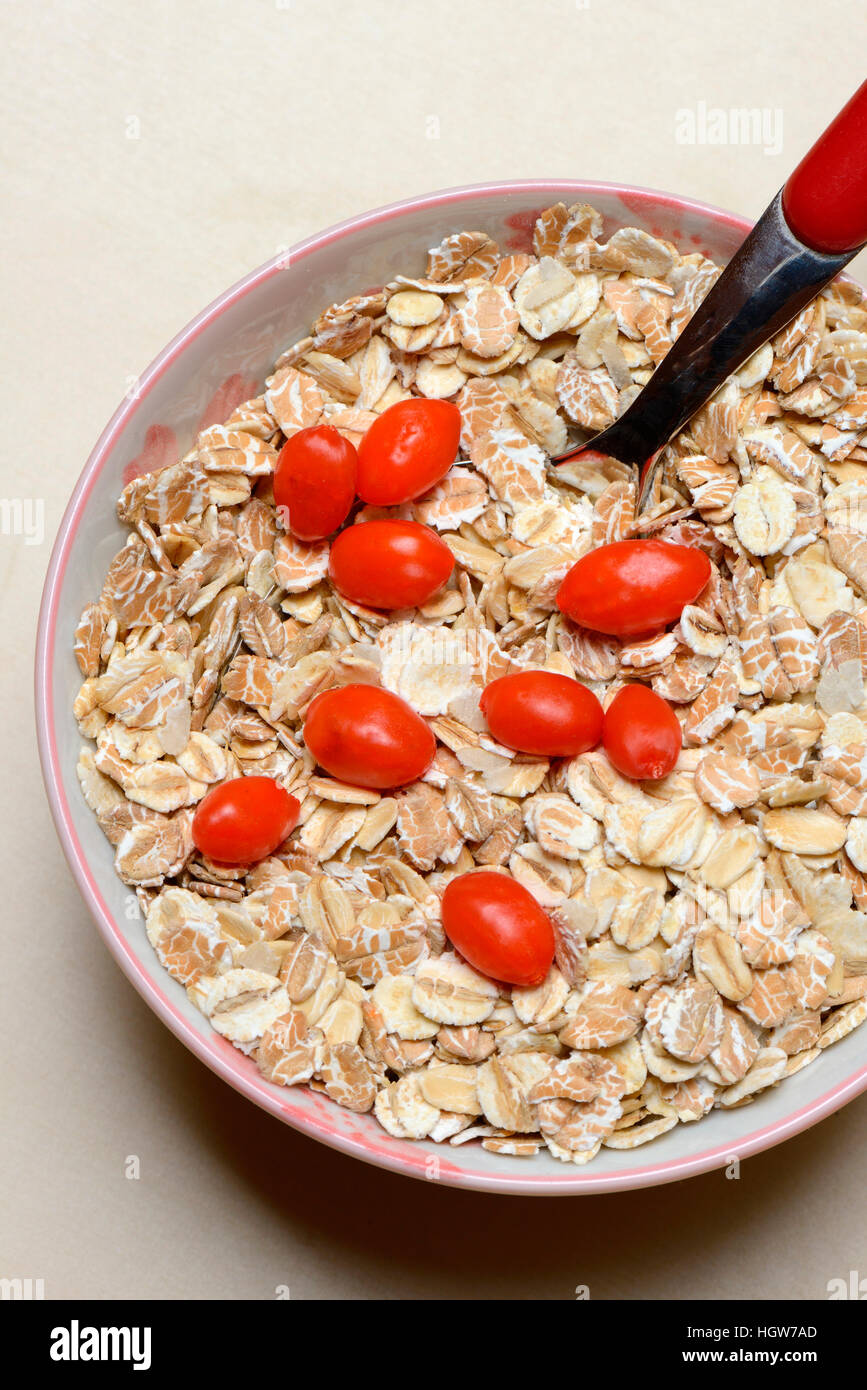 Frische Goji-Beeren Mit Getreideflocken in Schale Mit Löffel, Lycium barbarum Stockfoto