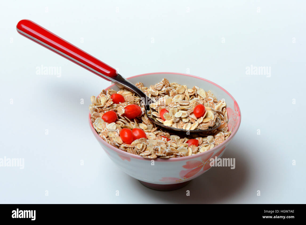 Frische Goji-Beeren Mit Getreideflocken in Schale Mit Löffel, Lycium barbarum Stockfoto