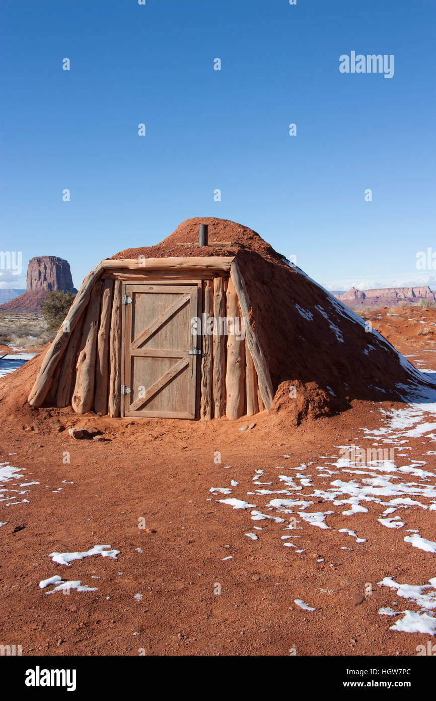 Navajo-Hogan, Monument Valley Navajo Tribal Park, Utah, USA Stockfoto