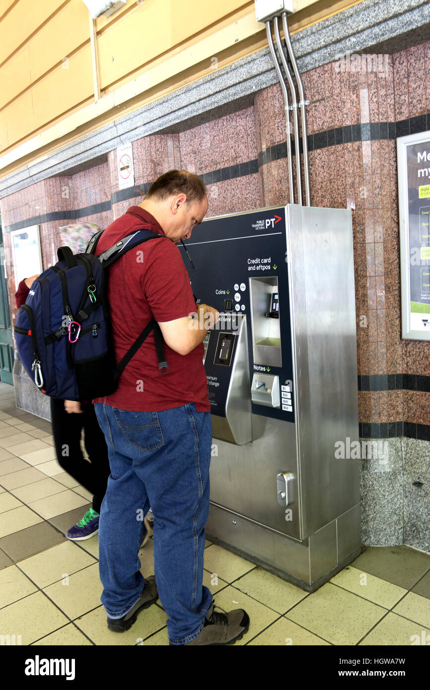 Männlichen Pendler Kauf Myki Tickets an der Flinders Street Station in Melbourne Victoria Australien Stockfoto