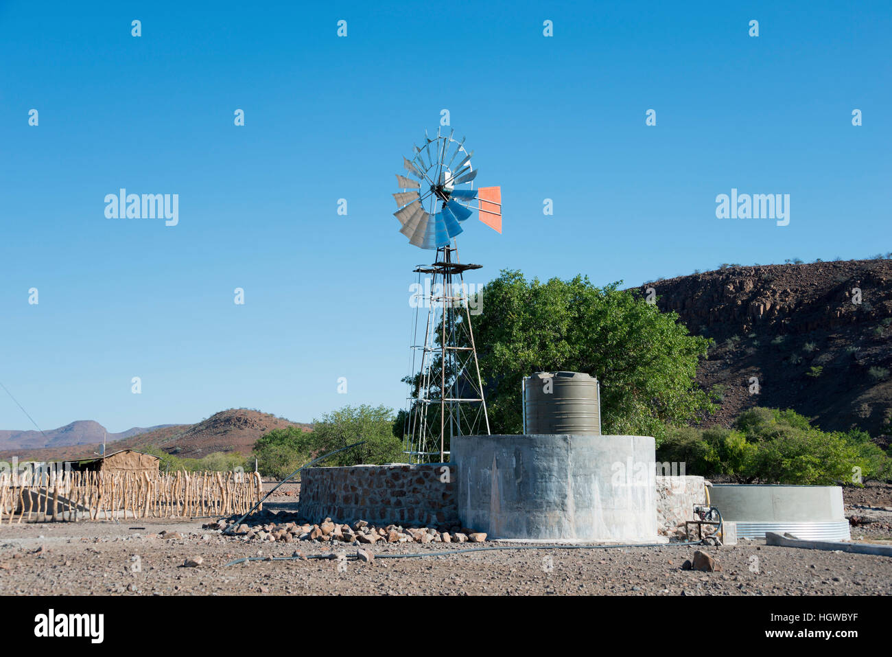 Windrad, Wasserversorgung, C43, im Süden von Palmwag, Damaraland, Namibia Stockfoto