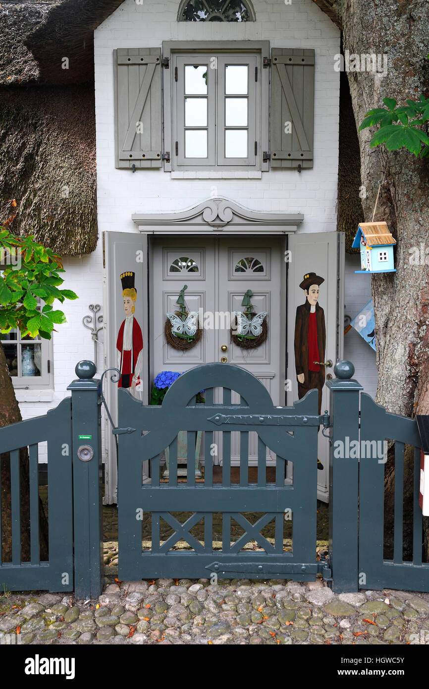 Kunstvoll gestalterter eingang in ein altes friesenhaus Fotos und