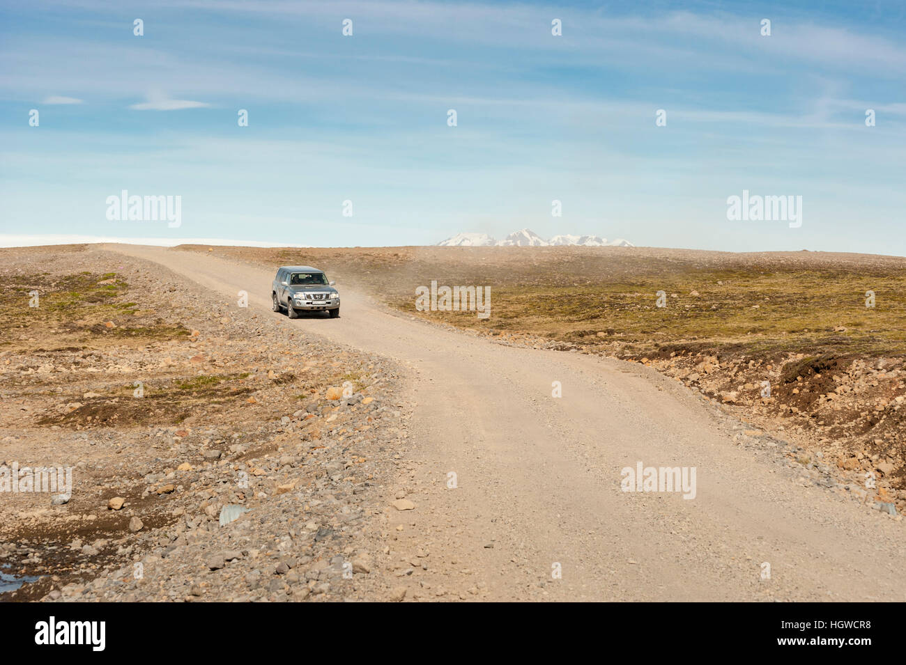 Island Road Trip, ein Geländewagen fährt auf der unbefestigten Straße F35, Kjalvegur, südlich des Hvítárvatn-Sees, in Südisland. Stockfoto
