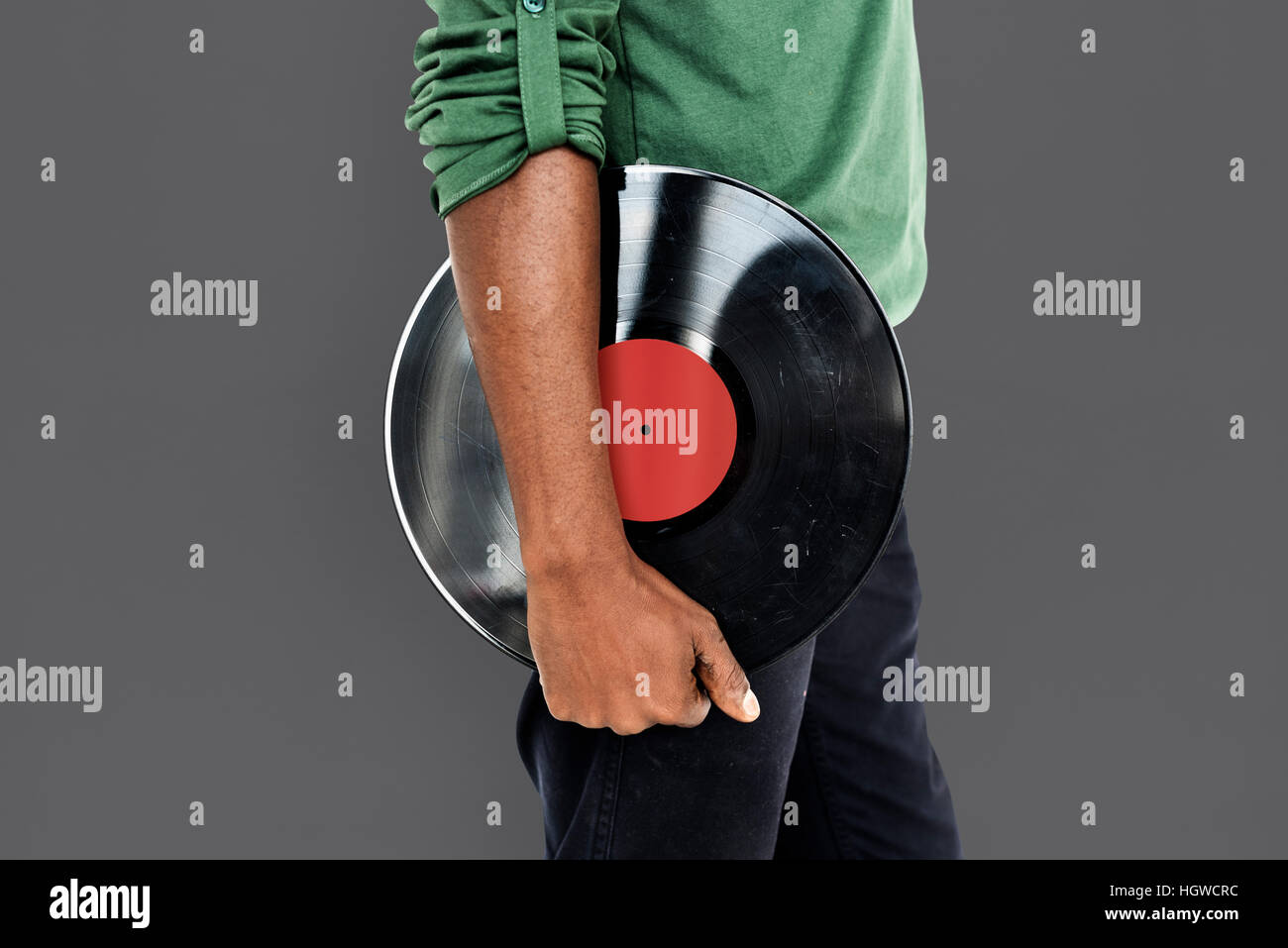 Afrikanischen Mann, hält Vinyl Discjockey Musikkonzept Stockfoto