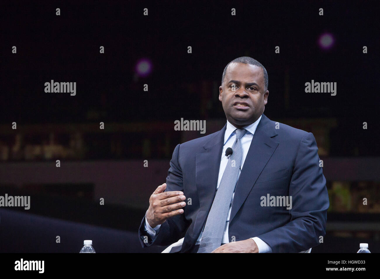 Detroit, Michigan, USA - Atlanta Bürgermeister Kasim Reed spricht während einer Großstadt Bürgermeister Forum während der North American International Auto Show. Stockfoto