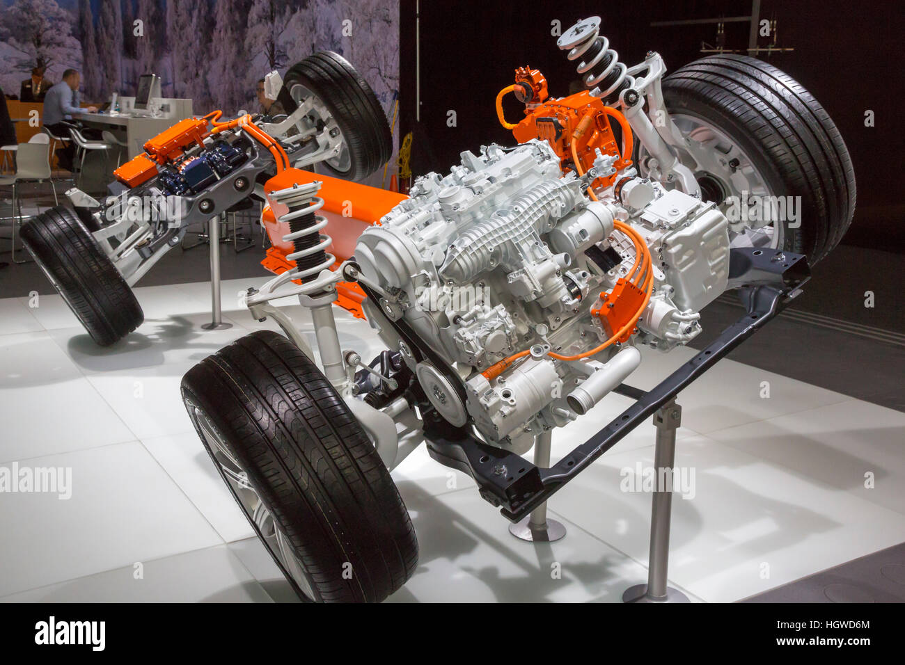 Detroit, Michigan - der Antriebsstrang eines Volvo Hybrid auf dem Display auf der North American International Auto Show. Stockfoto