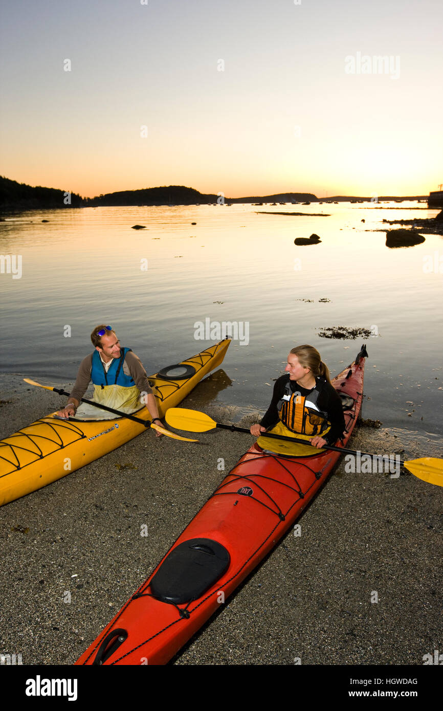 Zwei Kajakfahrer auf der Bar Island Bar bereiten Sie im Morgengrauen in Bar Harbor, Maine zu paddeln. Stockfoto
