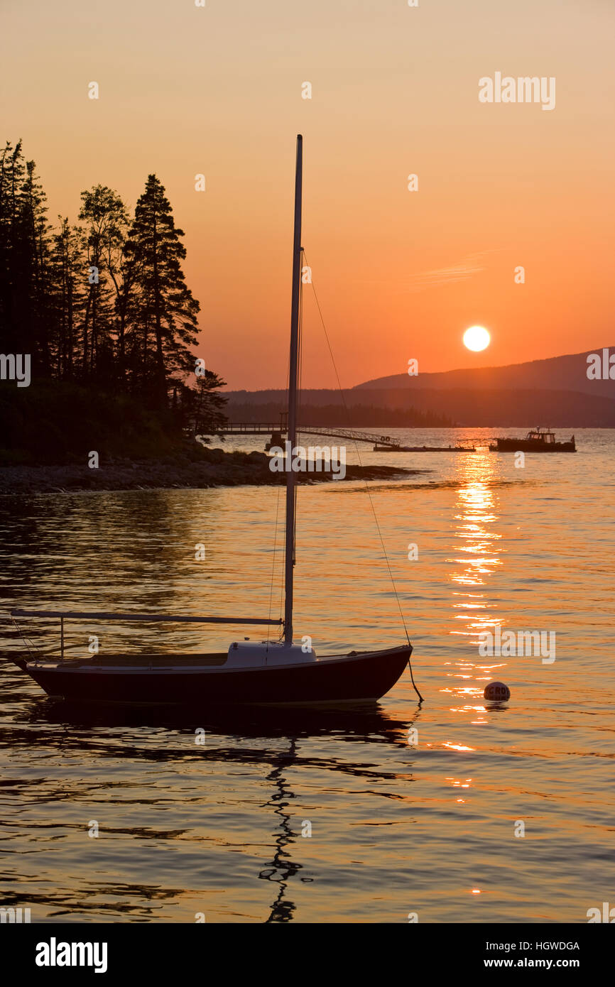 Sonnenuntergang vom Hafen auf Great Cranberry Island in Maine. In der Nähe Acadia National Park. Stockfoto