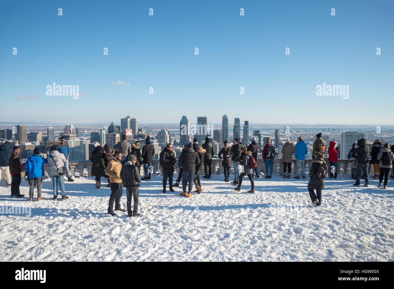 Montreal, CA - 1. Januar 2017: Touristen Blick auf Skyline von Montreal aus dem Kondiaronk Belvedere auf Mont-Royal Stockfoto
