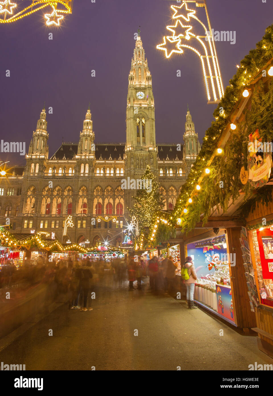 Wien, Österreich - 19. Dezember 2014: Rathaus oder Rathaus und Weihnachten Markt auf dem Rathausplatz Platz. Stockfoto