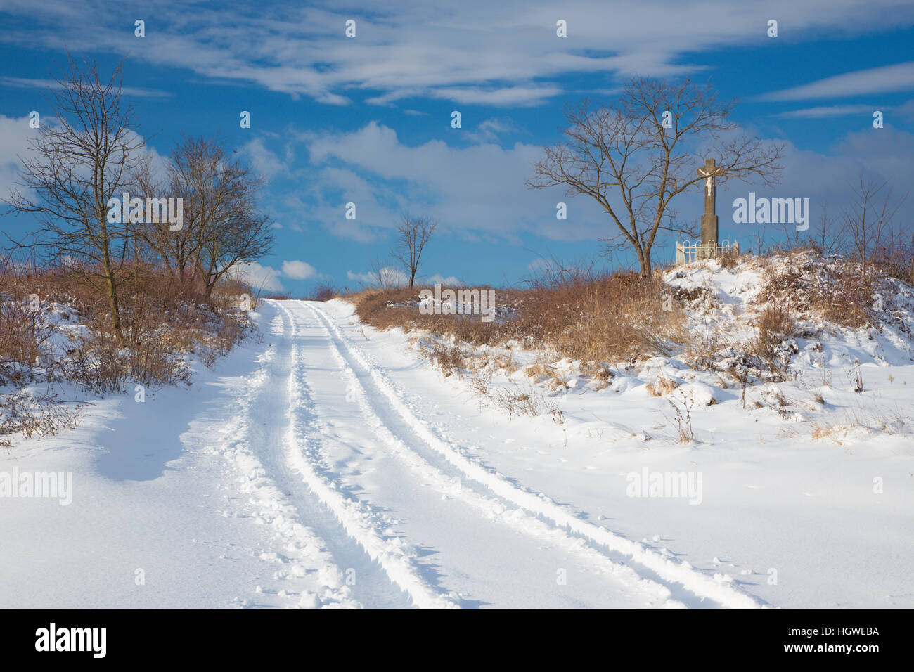 Slowakei - das Kreuz in Winterlandschaft in der Nähe von Sebechleby Dorf. Stockfoto